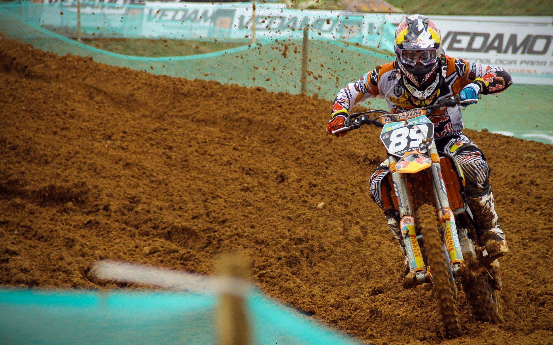 深度最亲密的敌人，皇家马德里为何在危局中向巴塞罗那伸出援手？